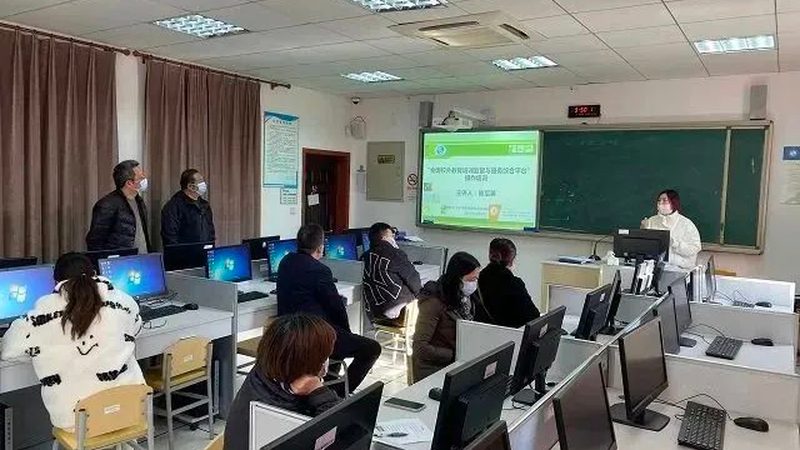叉车安全操作规范：厂家培训的重要性与实施要点